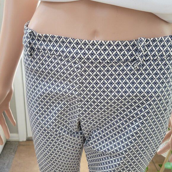 H & M Capri pants size 6 black/blue/white pattern fitted - Picture 3 of 3